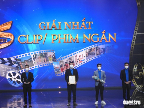 Bé 9 tuổi được trao giải cho clip tuyên truyền về an toàn giao thông - Ảnh 4. Bé 9 tuổi được trao giải cho clip tuyên truyền về an toàn giao thông - Ảnh 4.