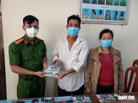 Tài xế xe ôm nhặt được hơn 100 triệu đồng trả lại người đánh rơi - Ảnh 1. Tài xế xe ôm nhặt được hơn 100 triệu đồng trả lại người đánh rơi - Ảnh 1.