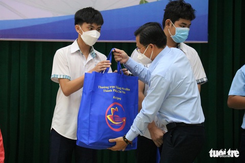 Không để trẻ mồ côi do COVID-19 phải bỏ học - Ảnh 2. Không để trẻ mồ côi do COVID-19 phải bỏ học - Ảnh 2.