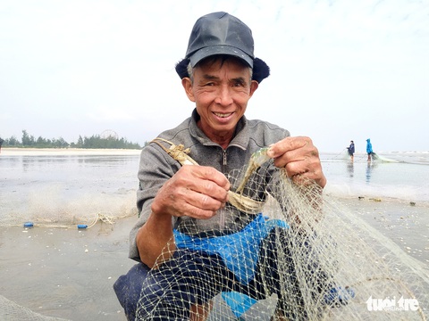 Đầu năm kéo ‘lộc biển’, ngư dân Hà Tĩnh thu tiền triệu mỗi ngày - Ảnh 5. Đầu năm kéo ‘lộc biển’, ngư dân Hà Tĩnh thu tiền triệu mỗi ngày - Ảnh 5.