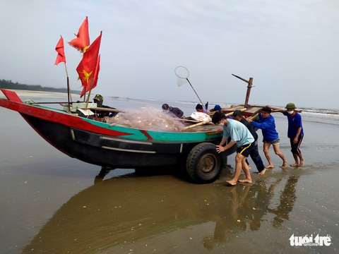 Đầu năm kéo ‘lộc biển’, ngư dân Hà Tĩnh thu tiền triệu mỗi ngày - Ảnh 6. Đầu năm kéo ‘lộc biển’, ngư dân Hà Tĩnh thu tiền triệu mỗi ngày - Ảnh 6.