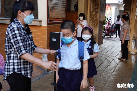 Phụ huynh chia phe học trực tiếp - trực tuyến, thầy cô tăng ca vừa off vừa on - Ảnh 1. Phụ huynh chia phe học trực tiếp - trực tuyến, thầy cô tăng ca vừa off vừa on - Ảnh 1.