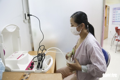 Blouse trắng sẻ chia dòng sữa ngọt - Ảnh 1. Blouse trắng sẻ chia dòng sữa ngọt - Ảnh 1.
