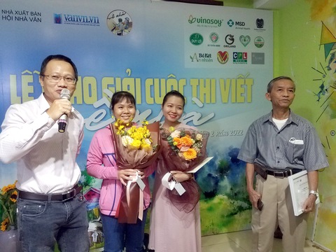 Về nhà - nước mắt của tác giả và nhân vật cùng rơi trong lễ trao giải - Ảnh 1. Về nhà - nước mắt của tác giả và nhân vật cùng rơi trong lễ trao giải - Ảnh 1.