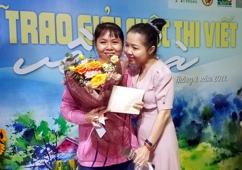 Về nhà - nước mắt của tác giả và nhân vật cùng rơi trong lễ trao giải - Ảnh 3. Về nhà - nước mắt của tác giả và nhân vật cùng rơi trong lễ trao giải - Ảnh 3.