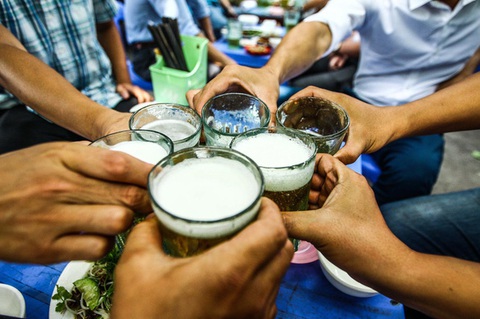 COVID-19 né người uống rượu, bia, thực hư ra sao? - Ảnh 1. COVID-19 né người uống rượu, bia, thực hư ra sao? - Ảnh 1.