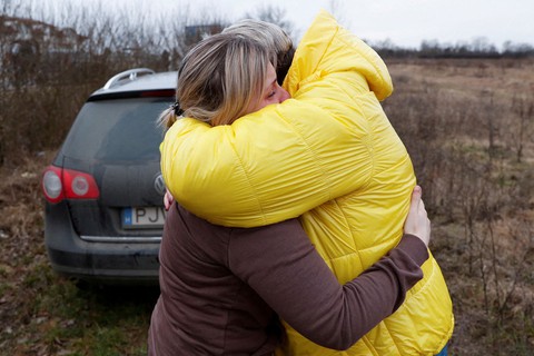 Ukraine: Cha gửi hai con nhỏ cho người lạ đưa đi sơ tán - Ảnh 2. Ukraine: Cha gửi hai con nhỏ cho người lạ đưa đi sơ tán - Ảnh 2.