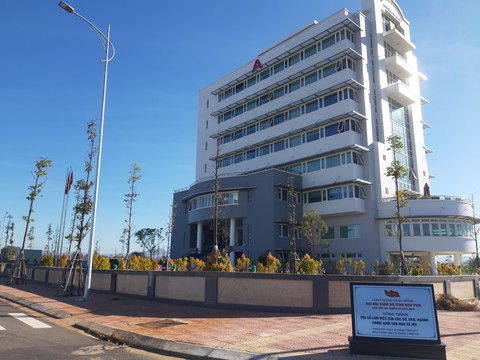 Nghi vấn nâng khống gói thầu hơn 10 tỉ: Giám đốc Sở Giáo dục và đào tạo Kon Tum nói gì? - Ảnh 1. Nghi vấn nâng khống gói thầu hơn 10 tỉ: Giám đốc Sở Giáo dục và đào tạo Kon Tum nói gì? - Ảnh 1.