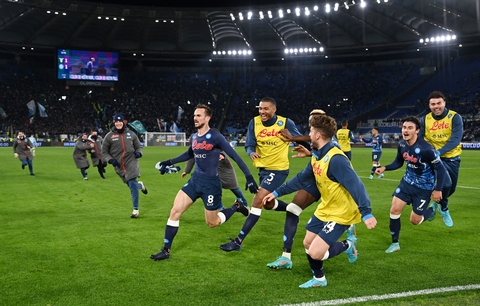 Fabian Ruiz lập công phút 90+5 đưa Napoli lên đầu bảng Serie A - Ảnh 1. Fabian Ruiz lập công phút 90+5 đưa Napoli lên đầu bảng Serie A - Ảnh 1.