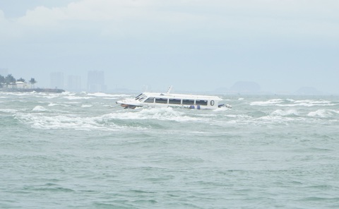 Ca nô bị lật ở biển Cửa Đại không bật thiết bị giám sát hành trình - Ảnh 1. Ca nô bị lật ở biển Cửa Đại không bật thiết bị giám sát hành trình - Ảnh 1.