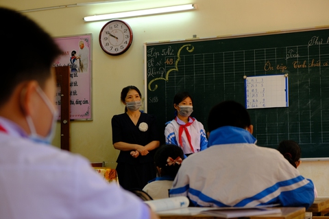 Một thành phố 2.100 ca COVID-19, dừng dạy học trực tiếp nhiều khối lớp, tạm đóng karaoke, làm tóc - Ảnh 1. Một thành phố 2.100 ca COVID-19, dừng dạy học trực tiếp nhiều khối lớp, tạm đóng karaoke, làm tóc - Ảnh 1.