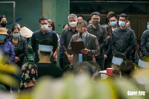 Đưa tang hai em nhỏ vụ lật ca nô: Hai con ơi, dậy đi học đi, các bạn đang đợi con kìa - Ảnh 1. Đưa tang hai em nhỏ vụ lật ca nô: Hai con ơi, dậy đi học đi, các bạn đang đợi con kìa - Ảnh 1.