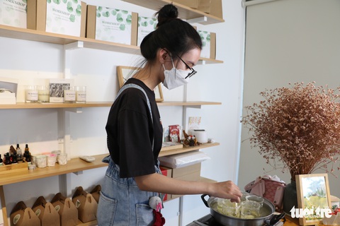 Thư giãn với workshop tự làm nến thơm - Ảnh 4. Thư giãn với workshop tự làm nến thơm - Ảnh 4.