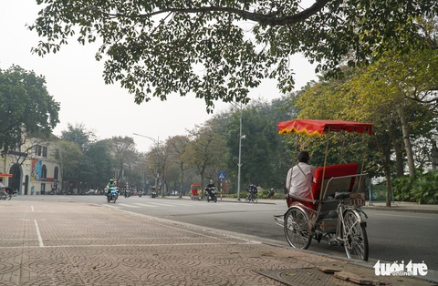 Đường phố, hàng quán tại Hà Nội vắng vẻ trước ‘đỉnh dịch’ COVID-19 - Ảnh 2. Đường phố, hàng quán tại Hà Nội vắng vẻ trước ‘đỉnh dịch’ COVID-19 - Ảnh 2.