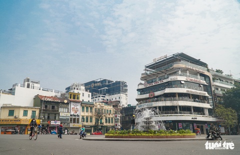 Đường phố, hàng quán tại Hà Nội vắng vẻ trước ‘đỉnh dịch’ COVID-19 - Ảnh 6. Đường phố, hàng quán tại Hà Nội vắng vẻ trước ‘đỉnh dịch’ COVID-19 - Ảnh 6.