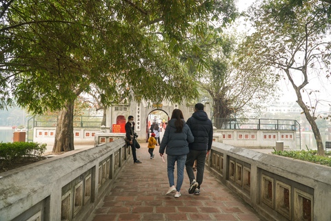 Đường phố, hàng quán tại Hà Nội vắng vẻ trước ‘đỉnh dịch’ COVID-19 - Ảnh 3. Đường phố, hàng quán tại Hà Nội vắng vẻ trước ‘đỉnh dịch’ COVID-19 - Ảnh 3.