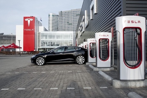 Tesla mở trạm sạc xe điện miễn phí cho vùng bị ảnh hưởng của cuộc khủng hoảng Ukraine - Ảnh 2. Tesla mở trạm sạc xe điện miễn phí cho vùng bị ảnh hưởng của cuộc khủng hoảng Ukraine - Ảnh 2.