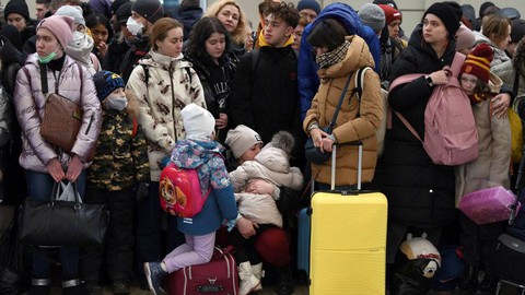Một đêm trong giá rét trần ai của người di cư Ukraine - Ảnh 2. Một đêm trong giá rét trần ai của người di cư Ukraine - Ảnh 2.