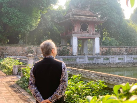 NSND Đặng Thái Sơn xúc động trong lần đầu về ăn Tết Việt sau 45 năm xa Tổ quốc - Ảnh 4. NSND Đặng Thái Sơn xúc động trong lần đầu về ăn Tết Việt sau 45 năm xa Tổ quốc - Ảnh 4.