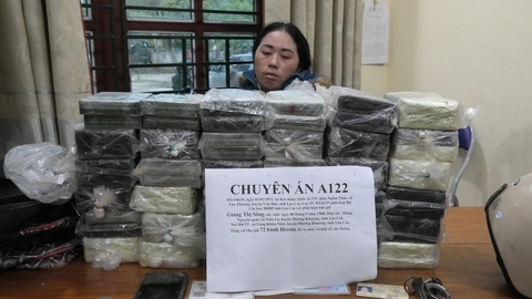 Mùng 3 Tết, bắt 2 người vận chuyển 144 bánh heroin bằng xe máy - Ảnh 1. Mùng 3 Tết, bắt 2 người vận chuyển 144 bánh heroin bằng xe máy - Ảnh 1.