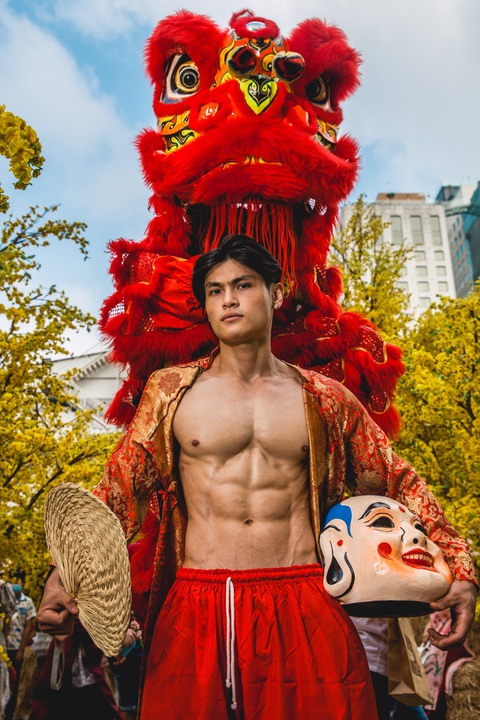 Dân mạng tròn mắt trước bộ ảnh ông địa chuẩn soái ca sáu múi - Ảnh 2. Dân mạng tròn mắt trước bộ ảnh ông địa chuẩn soái ca sáu múi - Ảnh 2.