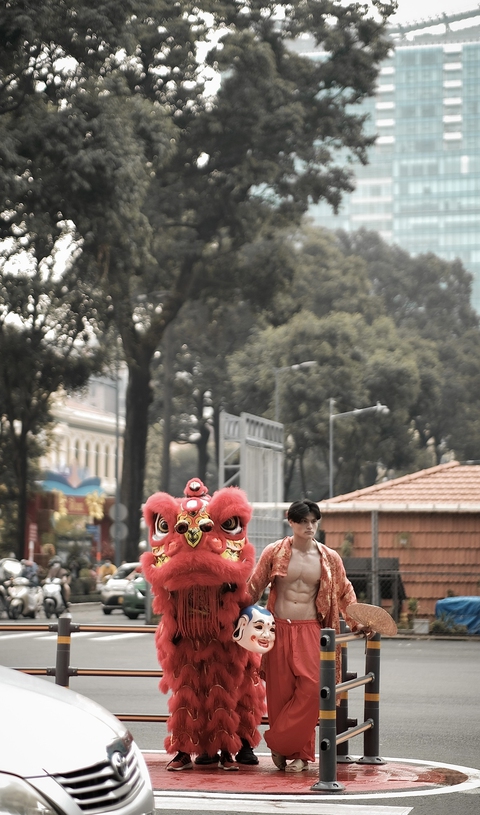 Dân mạng tròn mắt trước bộ ảnh ông địa chuẩn soái ca sáu múi - Ảnh 5. Dân mạng tròn mắt trước bộ ảnh ông địa chuẩn soái ca sáu múi - Ảnh 5.