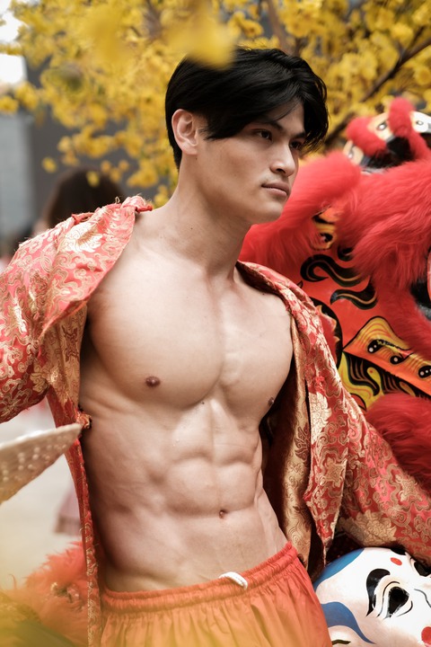 Dân mạng tròn mắt trước bộ ảnh ông địa chuẩn soái ca sáu múi - Ảnh 9. Dân mạng tròn mắt trước bộ ảnh ông địa chuẩn soái ca sáu múi - Ảnh 9.