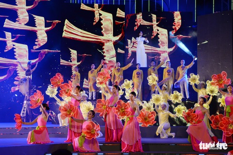 Biểu diễn nghệ thuật kỷ niệm 92 năm Ngày thành lập Đảng Cộng sản Việt Nam - Ảnh 4. Biểu diễn nghệ thuật kỷ niệm 92 năm Ngày thành lập Đảng Cộng sản Việt Nam - Ảnh 4.