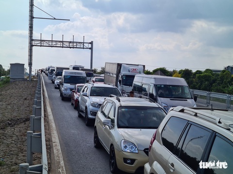Cao tốc Trung Lương - Mỹ Thuận kẹt xe hơn 3km vì một xe rau củ nổ vỏ lật ngửa - Ảnh 2. Cao tốc Trung Lương - Mỹ Thuận kẹt xe hơn 3km vì một xe rau củ nổ vỏ lật ngửa - Ảnh 2.