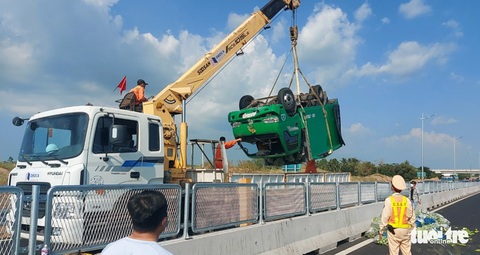 Cao tốc Trung Lương - Mỹ Thuận kẹt xe hơn 3km vì một xe rau củ nổ vỏ lật ngửa - Ảnh 3. Cao tốc Trung Lương - Mỹ Thuận kẹt xe hơn 3km vì một xe rau củ nổ vỏ lật ngửa - Ảnh 3.