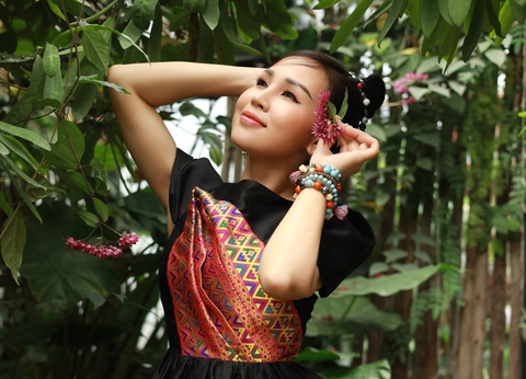 Sao Mai Khánh Ly làm MV kỷ niệm 92 năm Ngày thành lập Đảng Cộng sản Việt Nam - Ảnh 3. Sao Mai Khánh Ly làm MV kỷ niệm 92 năm Ngày thành lập Đảng Cộng sản Việt Nam - Ảnh 3.