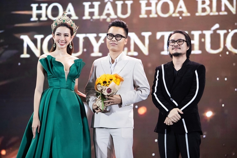 Nhà thiết kế thời trang mát tay của những cuộc thi hoa hậu tầm thế giới - Ảnh 2. Nhà thiết kế thời trang mát tay của những cuộc thi hoa hậu tầm thế giới - Ảnh 2.