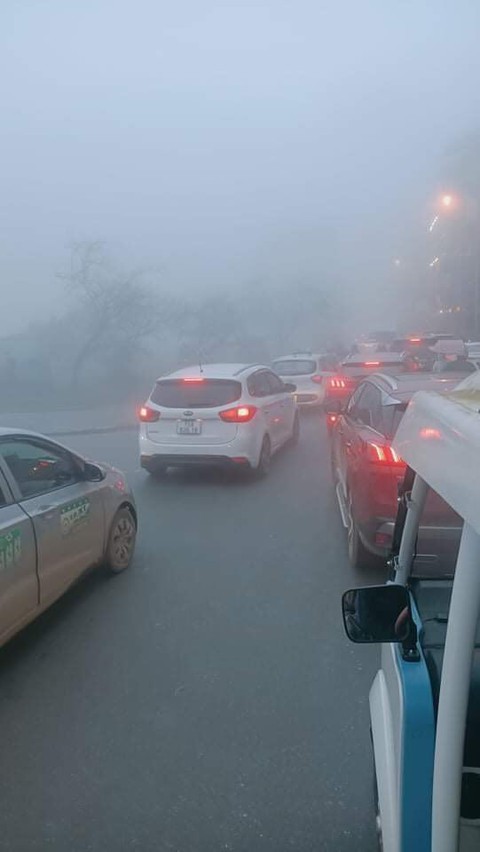 Khách xếp hàng chờ đi cáp treo lên đỉnh Fansipan, nhích vài bước lại phải dừng - Ảnh 3.
