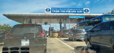 Vì sao trạm thu phí cao tốc TP.HCM - Long Thành trả tiền dư bằng... kẹo? - Ảnh 1. Vì sao trạm thu phí cao tốc TP.HCM - Long Thành trả tiền dư bằng... kẹo? - Ảnh 1.