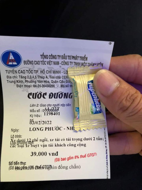 Trạm thu phí thối kẹo thay tiền lẻ, vậy tôi trả tiền phí bằng... kẹo được không? - Ảnh 1. Trạm thu phí thối kẹo thay tiền lẻ, vậy tôi trả tiền phí bằng... kẹo được không? - Ảnh 1.