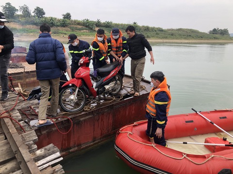 Người đàn ông đi xe máy ngã từ cầu phao xuống sông Mã tử vong - Ảnh 2. Người đàn ông đi xe máy ngã từ cầu phao xuống sông Mã tử vong - Ảnh 2.