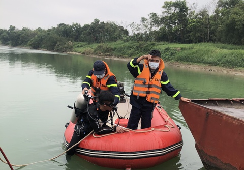 Người đàn ông đi xe máy ngã từ cầu phao xuống sông Mã tử vong - Ảnh 1. Người đàn ông đi xe máy ngã từ cầu phao xuống sông Mã tử vong - Ảnh 1.