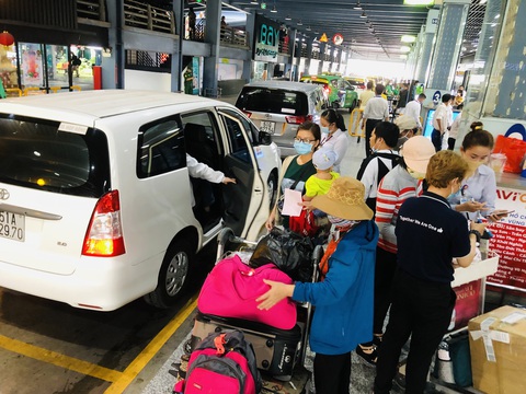 Hạ cánh ở Tân Sơn Nhất, chờ cả tiếng mới có taxi - Ảnh 2. Hạ cánh ở Tân Sơn Nhất, chờ cả tiếng mới có taxi - Ảnh 2.