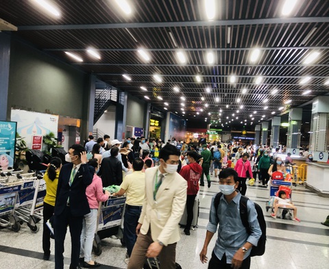 Hạ cánh ở Tân Sơn Nhất, chờ cả tiếng mới có taxi - Ảnh 1. Hạ cánh ở Tân Sơn Nhất, chờ cả tiếng mới có taxi - Ảnh 1.