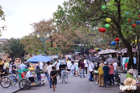 Đi thuyền trên sông Hoài, ngắm phổ cổ Hội An thơ mộng ngày đầu xuân - Ảnh 1. Đi thuyền trên sông Hoài, ngắm phổ cổ Hội An thơ mộng ngày đầu xuân - Ảnh 1.