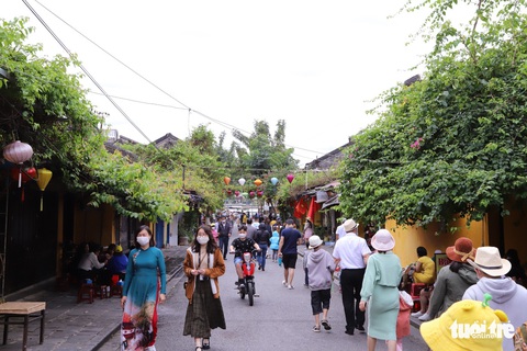 Đi thuyền trên sông Hoài, ngắm phổ cổ Hội An thơ mộng ngày đầu xuân - Ảnh 8. Đi thuyền trên sông Hoài, ngắm phổ cổ Hội An thơ mộng ngày đầu xuân - Ảnh 8.