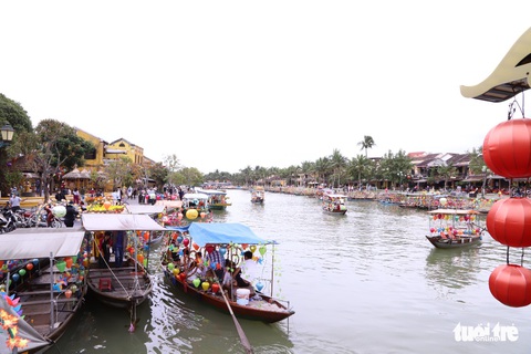 Đi thuyền trên sông Hoài, ngắm phổ cổ Hội An thơ mộng ngày đầu xuân - Ảnh 2. Đi thuyền trên sông Hoài, ngắm phổ cổ Hội An thơ mộng ngày đầu xuân - Ảnh 2.