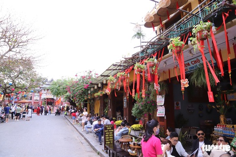 Đi thuyền trên sông Hoài, ngắm phổ cổ Hội An thơ mộng ngày đầu xuân - Ảnh 4. Đi thuyền trên sông Hoài, ngắm phổ cổ Hội An thơ mộng ngày đầu xuân - Ảnh 4.