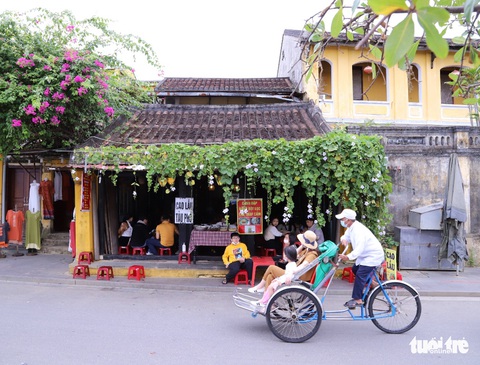 Đi thuyền trên sông Hoài, ngắm phổ cổ Hội An thơ mộng ngày đầu xuân - Ảnh 7. Đi thuyền trên sông Hoài, ngắm phổ cổ Hội An thơ mộng ngày đầu xuân - Ảnh 7.