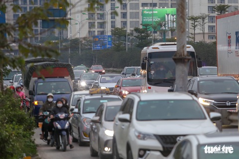 Người dân trở lại Hà Nội sớm, cao tốc Pháp Vân - Cầu Giẽ ùn ứ kéo dài - Ảnh 6. Người dân trở lại Hà Nội sớm, cao tốc Pháp Vân - Cầu Giẽ ùn ứ kéo dài - Ảnh 6.