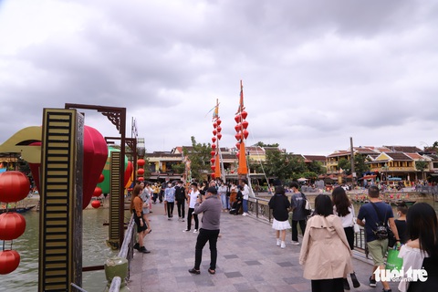 Đi thuyền trên sông Hoài, ngắm phổ cổ Hội An thơ mộng ngày đầu xuân - Ảnh 9. Đi thuyền trên sông Hoài, ngắm phổ cổ Hội An thơ mộng ngày đầu xuân - Ảnh 9.