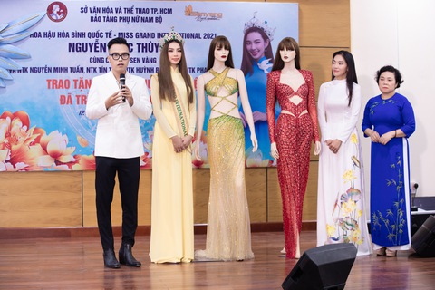 Nhà thiết kế thời trang mát tay của những cuộc thi hoa hậu tầm thế giới - Ảnh 5. Nhà thiết kế thời trang mát tay của những cuộc thi hoa hậu tầm thế giới - Ảnh 5.