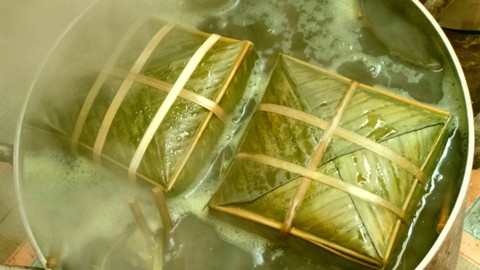 Luộc bánh chưng bằng ống mạy rịa - Ảnh 1. Luộc bánh chưng bằng ống mạy rịa - Ảnh 1.