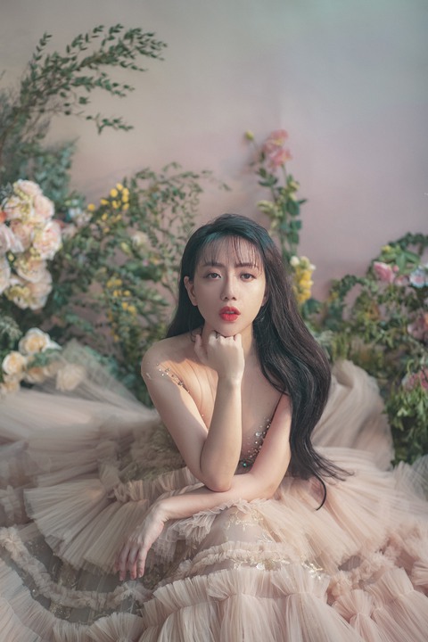 Địch Lệ Nhiệt Ba diện thiết kế của nhà thiết kế Phạm Đăng Anh Thư - Ảnh 2. Địch Lệ Nhiệt Ba diện thiết kế của nhà thiết kế Phạm Đăng Anh Thư - Ảnh 2.