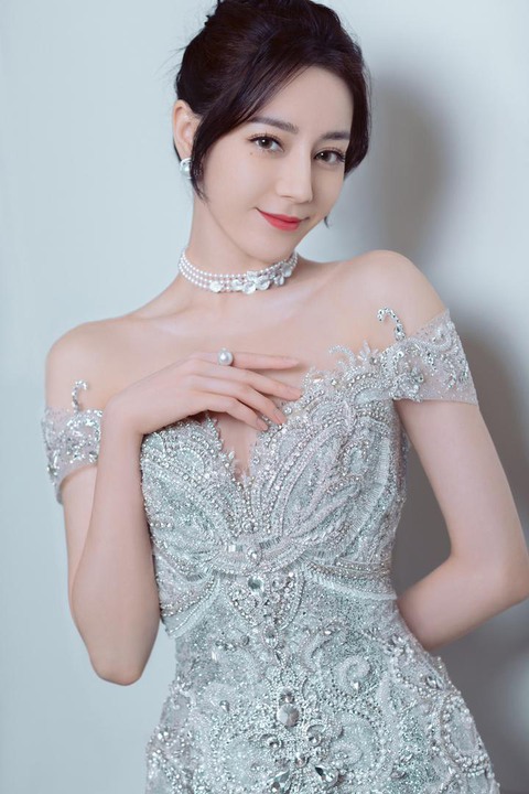 Địch Lệ Nhiệt Ba diện thiết kế của nhà thiết kế Phạm Đăng Anh Thư - Ảnh 1. Địch Lệ Nhiệt Ba diện thiết kế của nhà thiết kế Phạm Đăng Anh Thư - Ảnh 1.